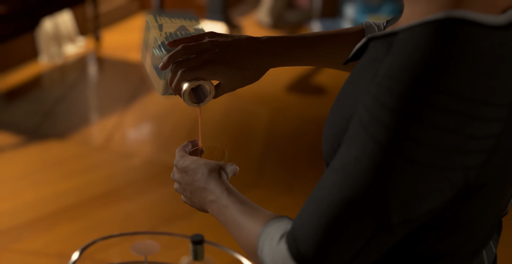 Руки наливают напиток из пакета в стакан дома