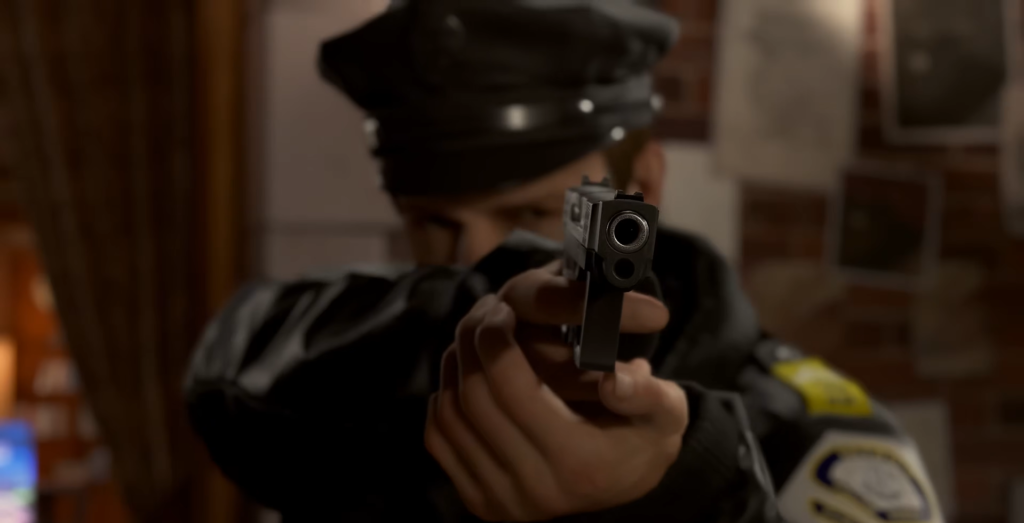 Полицейский целится из пистолета в помещении