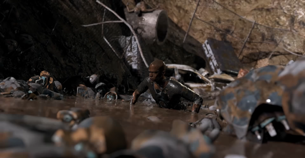 Андроид выбирается из грязи на свалке роботов