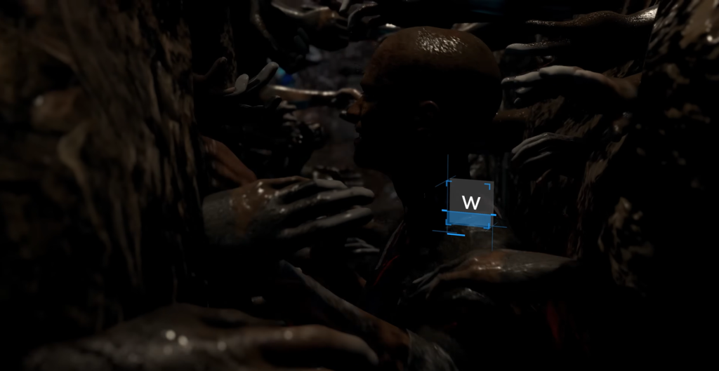 Лысый мужчина пробирается сквозь руки в темноте