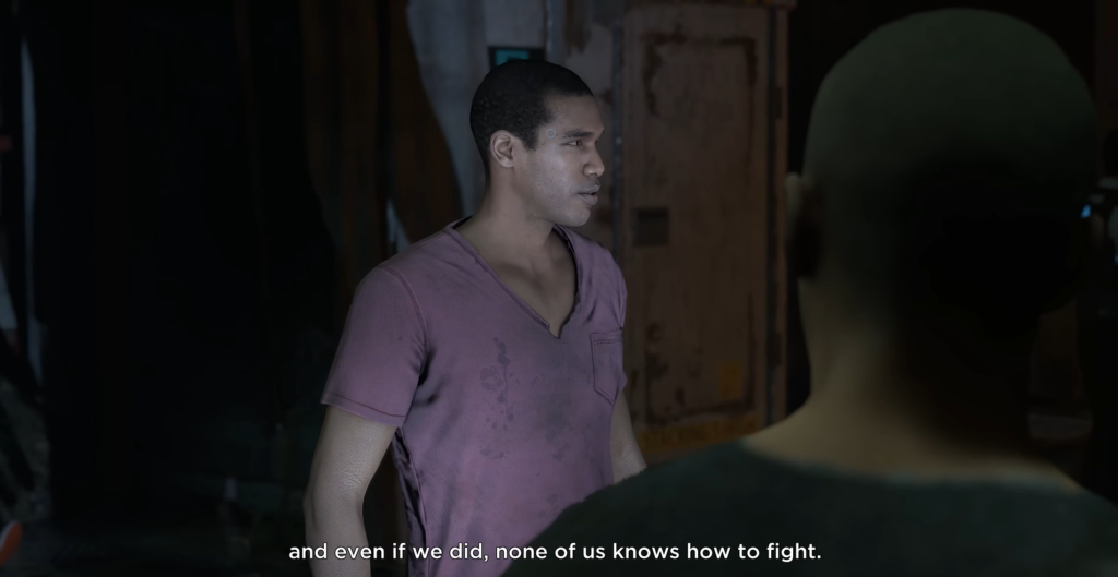 Мужчина в фиолетовой футболке разговаривает в комнате