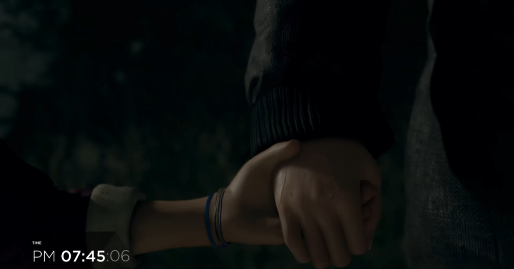 Рука с браслетами держит руку в темноте