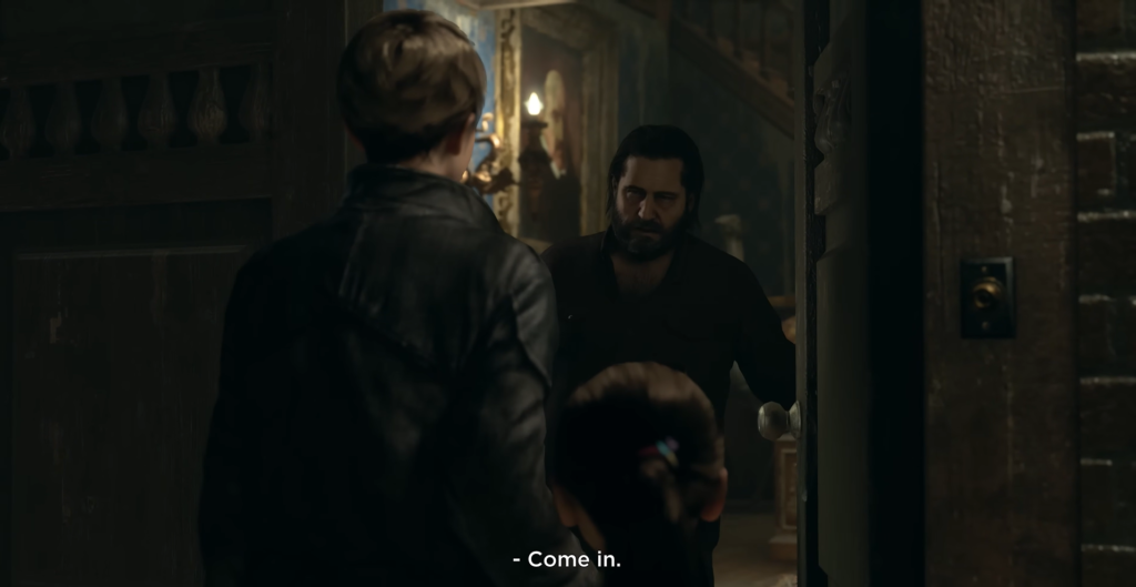 Мужчина открывает дверь посетителям в доме