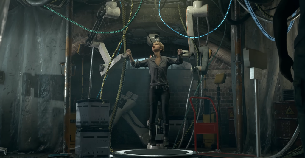 Девушка стоит на платформе в лаборатории с кабелями