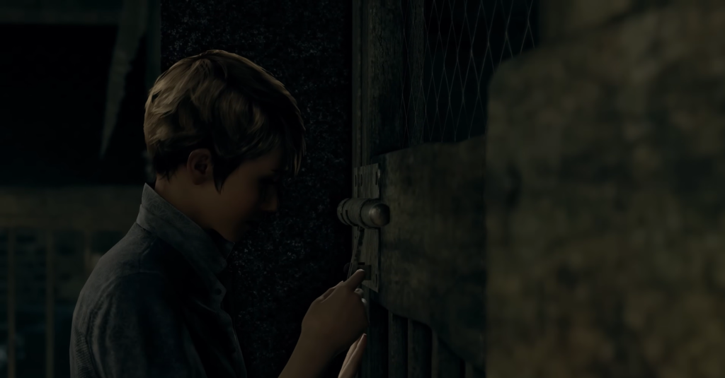 Мальчик открывает замок на металлической двери в помещении