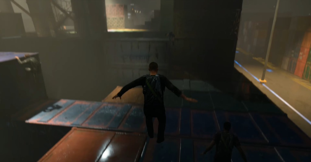 Мужчина прыгает по контейнерам в порту ночью