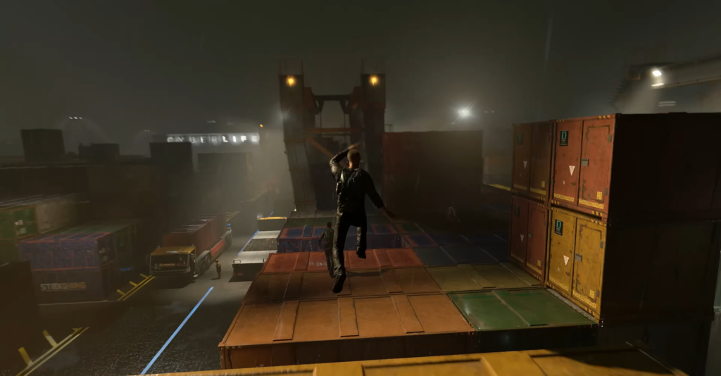 Мужчина прыгает по контейнерам в грузовом порту