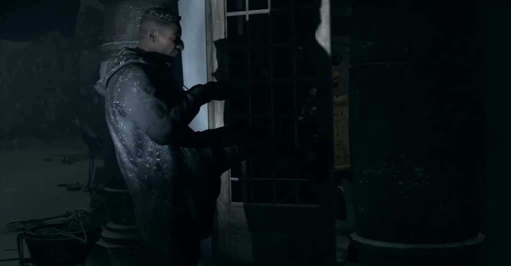 Мужчина открывает дверь в темном помещении