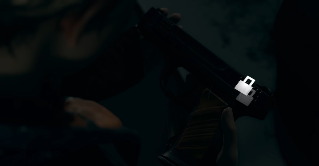 Руки держат чёрный пистолет в темноте