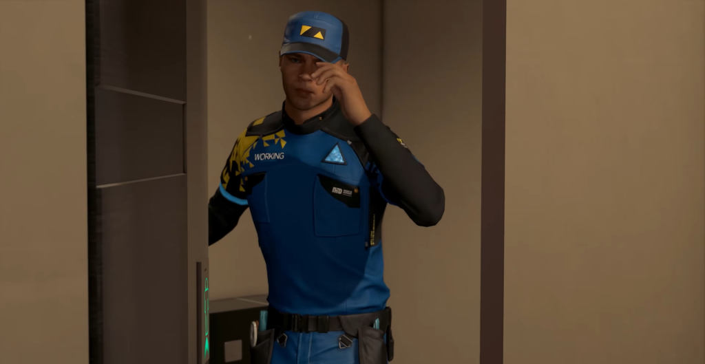 Рабочий в синей форме входит в помещение