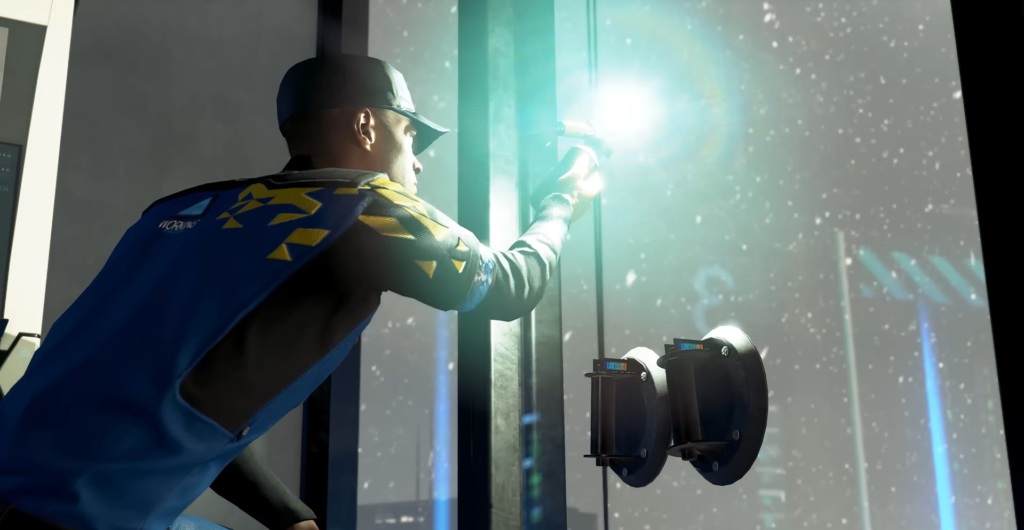 Мужчина светит фонариком у окна в снегопад