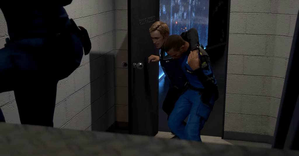 Полицейский ведёт задержанного через дверь в коридоре