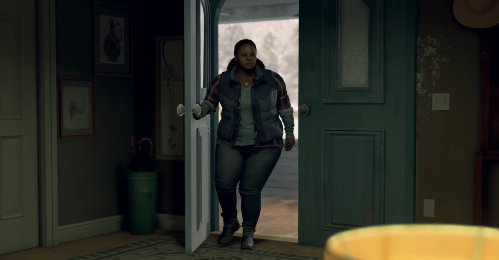 Женщина входит в дом через открытую дверь