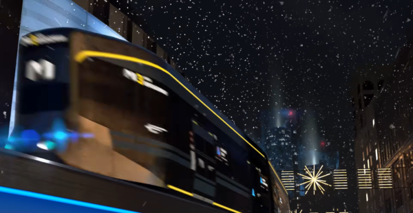 Синий трамвай едет по ночному городу в снегопад