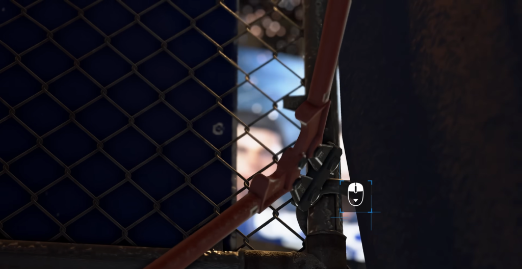 Арбалет у сетчатого забора на арене