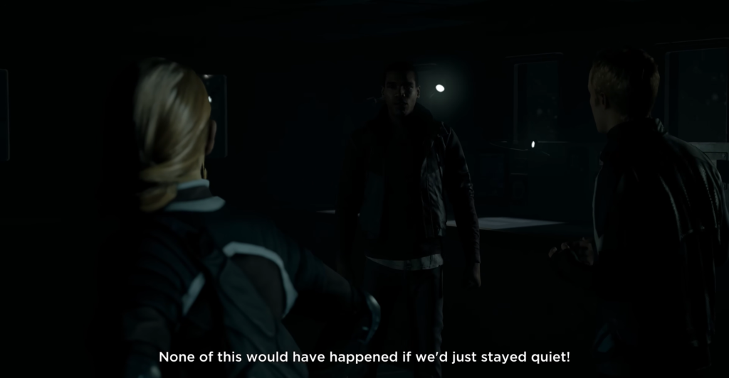 Трое людей разговаривают в тёмной комнате