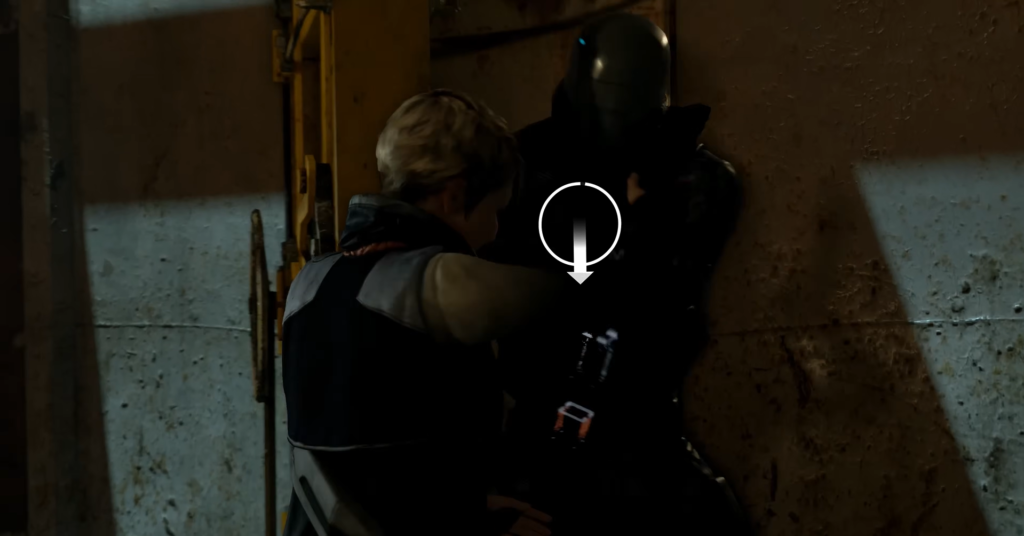 Персонаж удерживает охранника у стены в коридоре