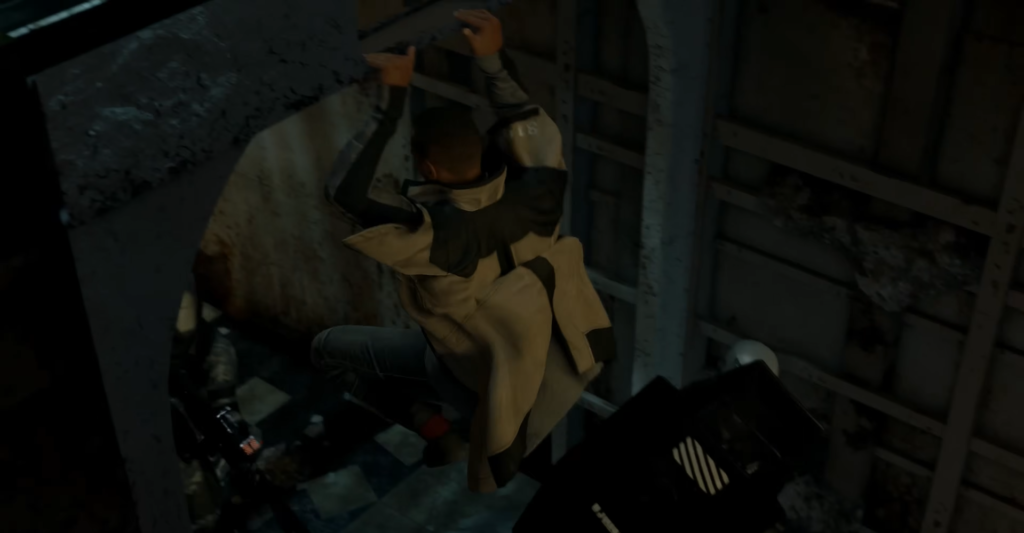 Мужчина карабкается по лестнице в металлической шахте