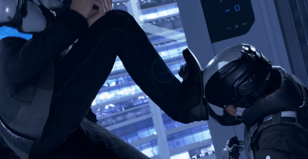 Женщина бьёт ногой бойца в шлеме в здании