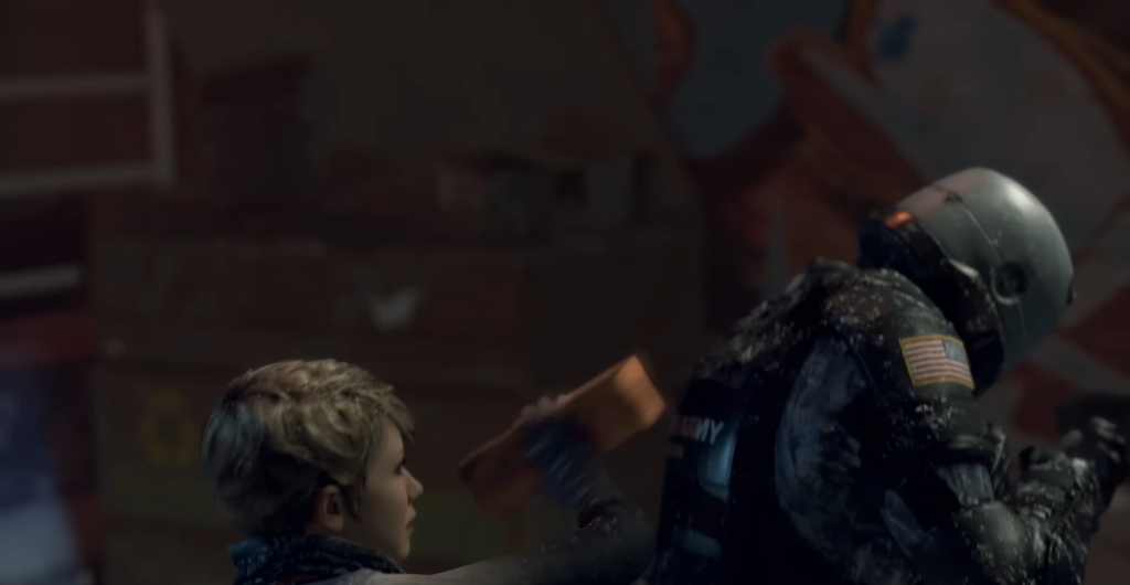 Мальчик бьёт солдата в шлеме на улице