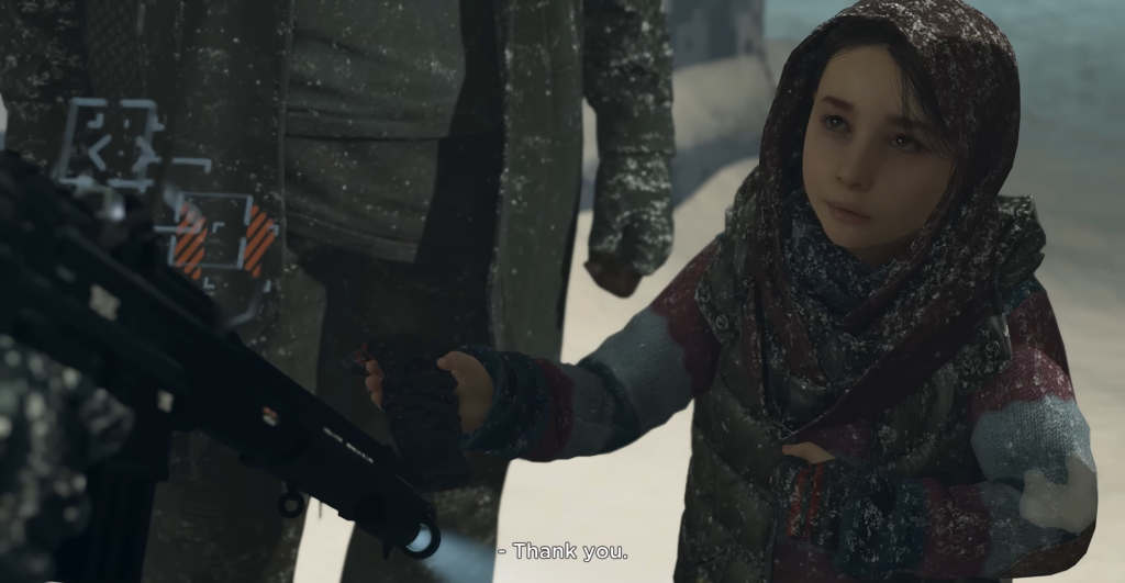 Девочка в капюшоне держит руку андроида на снегу