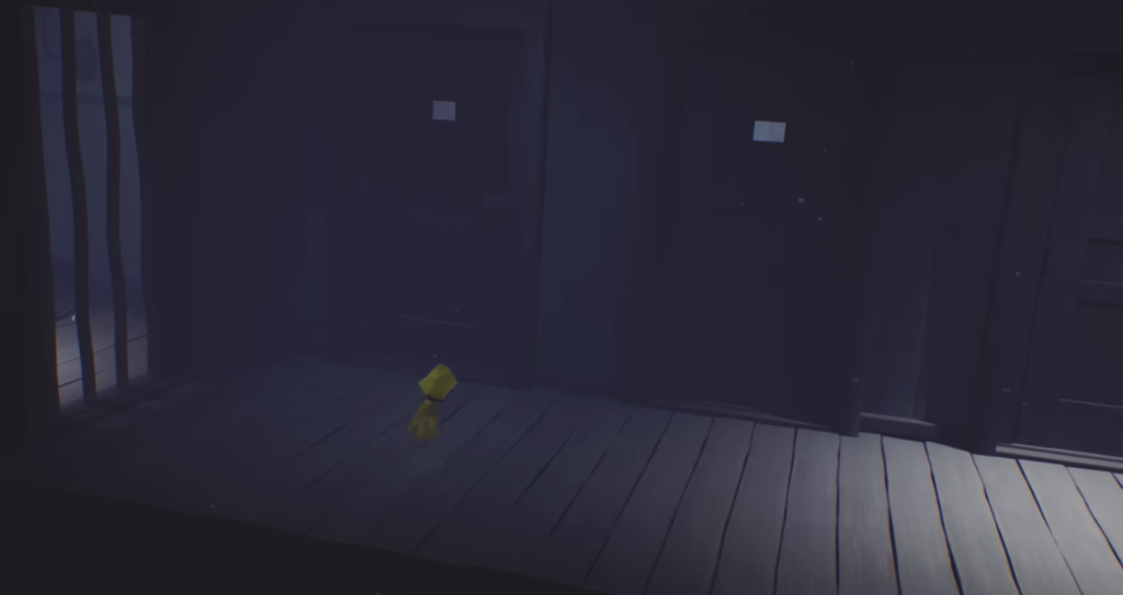 Шестая из Little Nightmares идет по темной комнате
