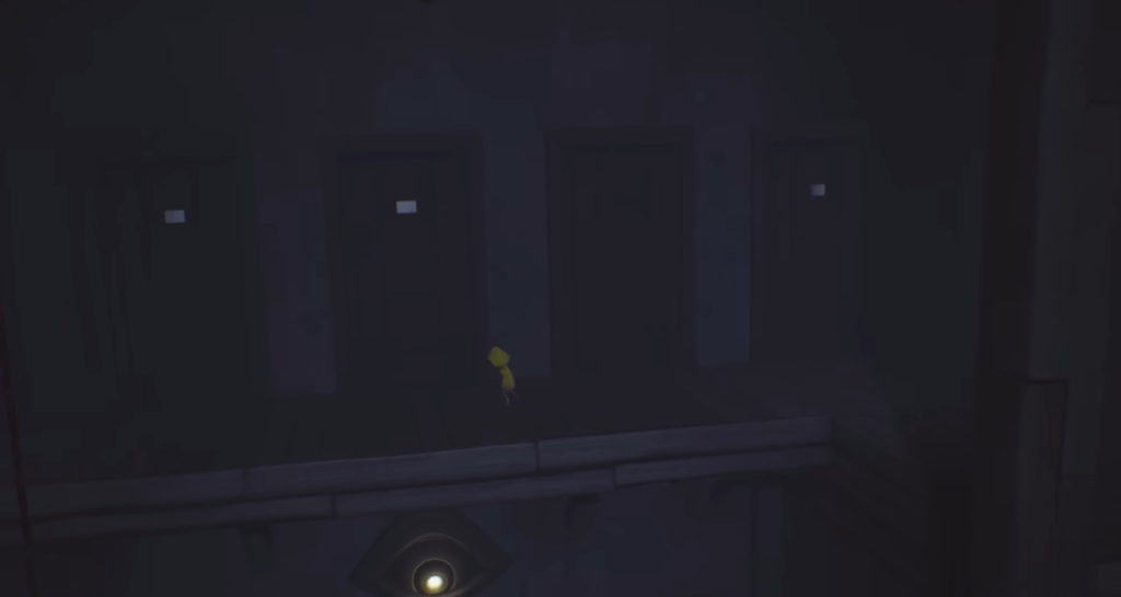 Шестая из Little Nightmares идет по темному коридору