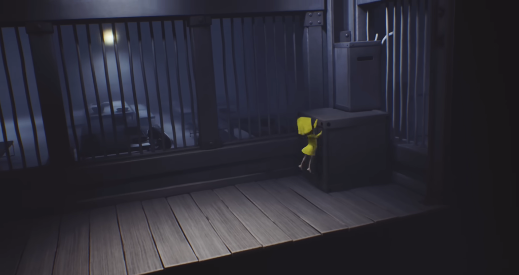 Шестая из Little Nightmares карабкается на ящик в клетке