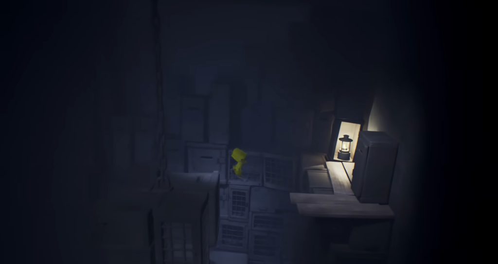 Шестая из Little Nightmares прыгает по ящикам в комнате