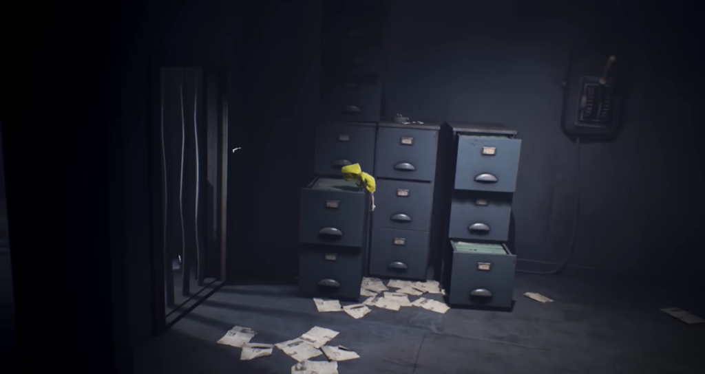Шестая из Little Nightmares карабкается по шкафам в офисе