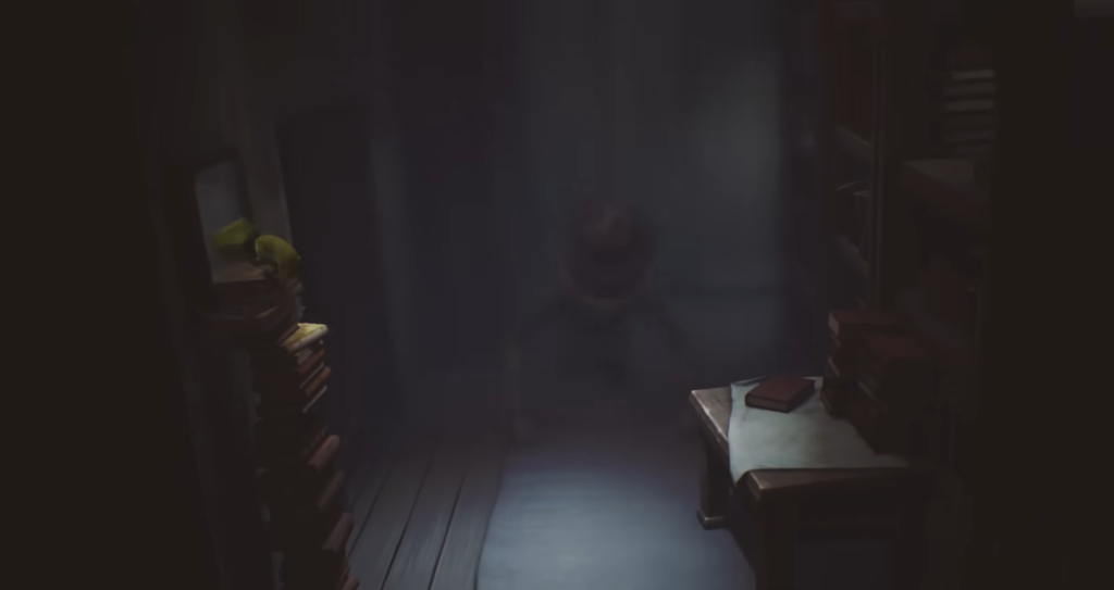 Жёлтый персонаж идёт по тёмному коридору с книгами