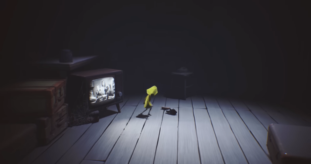 Шестая из Little Nightmares идет по комнате с телевизором