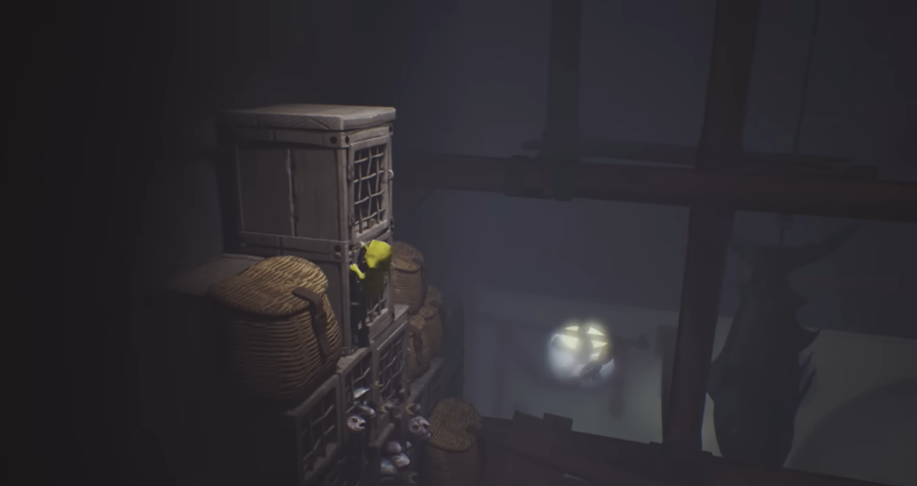 Шестая из Little Nightmares карабкается по клеткам в трюме