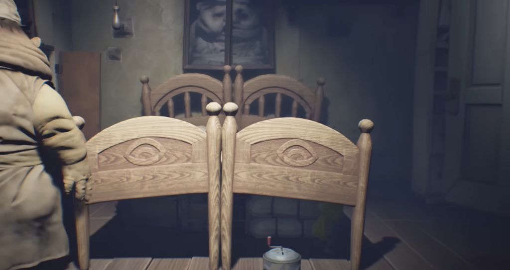 Две деревянные кровати стоят в комнате