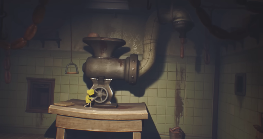 Шестая из Little Nightmares крутит мясорубку в кухне