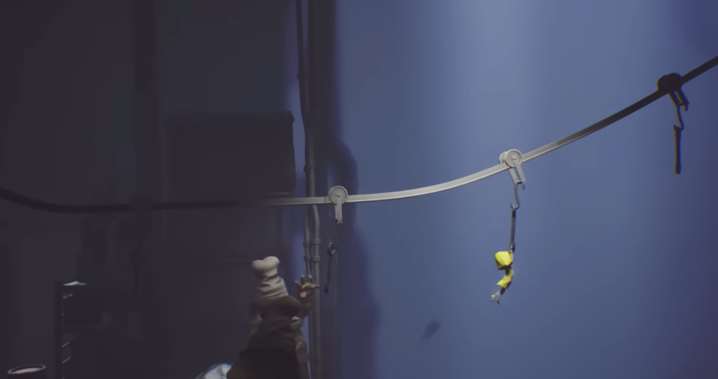 Шестая из Little Nightmares висит на тросе в комнате