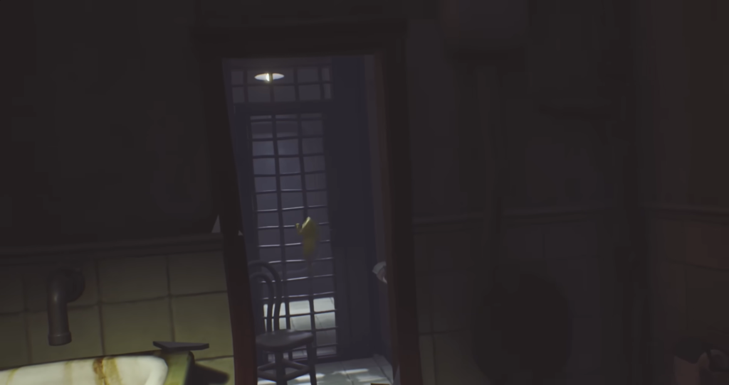 Шестой из Little Nightmares карабкается по решётке в комнате