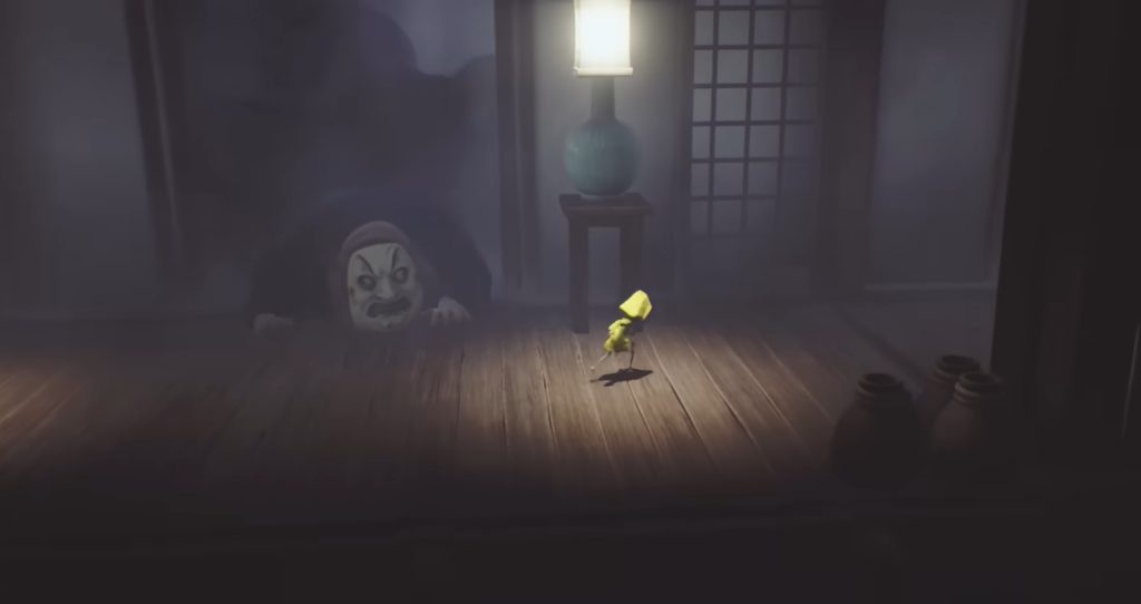 Шестая из Little Nightmares убегает по комнате с лампой