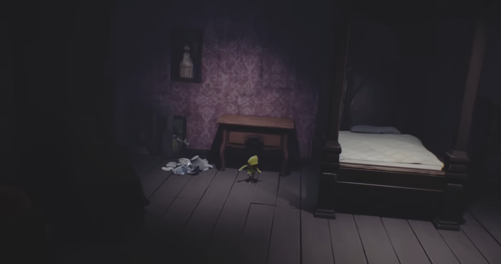 Шестая из Little Nightmares идет по спальне