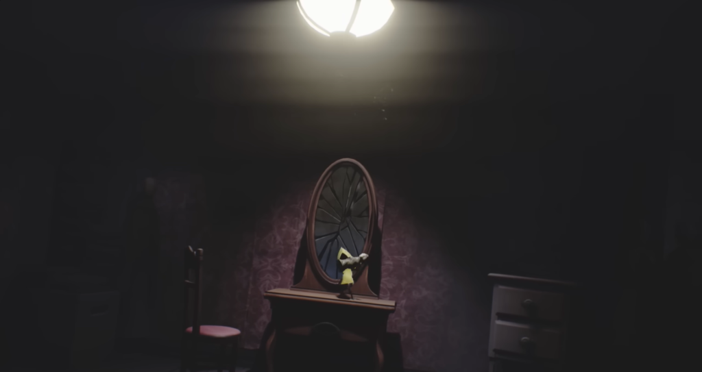 Шестая из Little Nightmares смотрит в зеркало в комнате