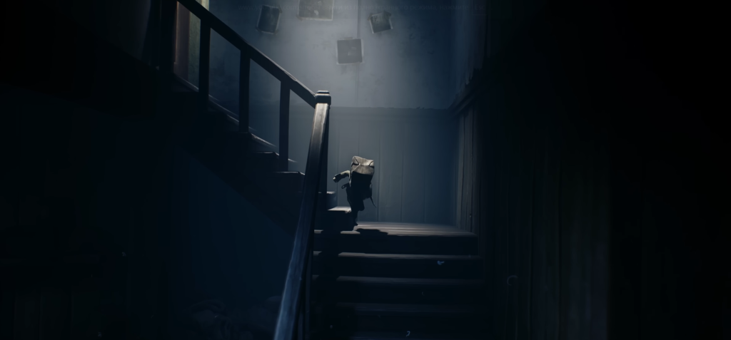 Шестая из Little Nightmares поднимается по лестнице в доме