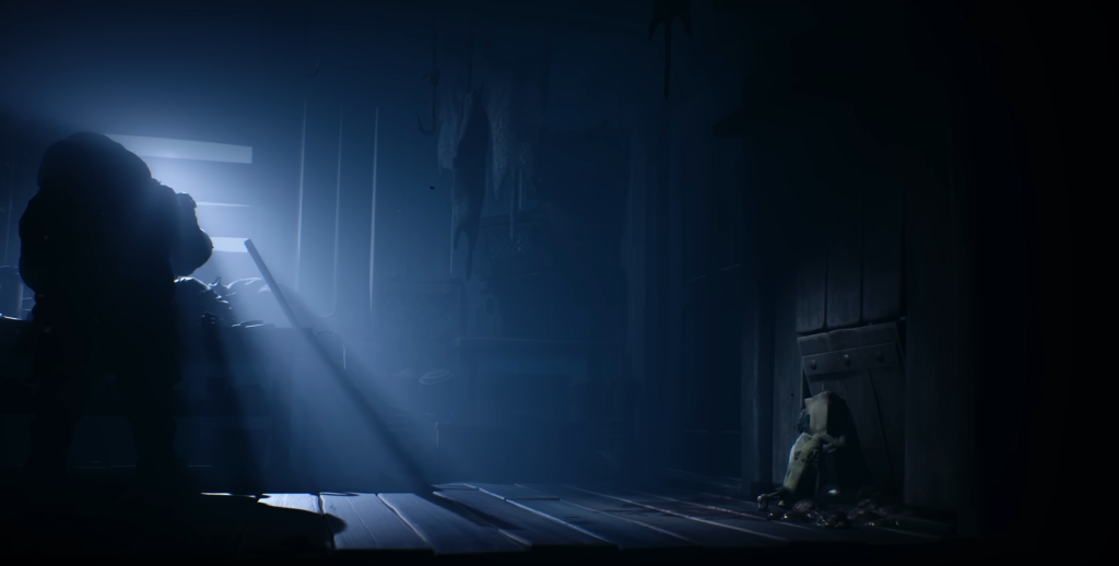 Силуэт человека крадется в темной комнате с лучами света