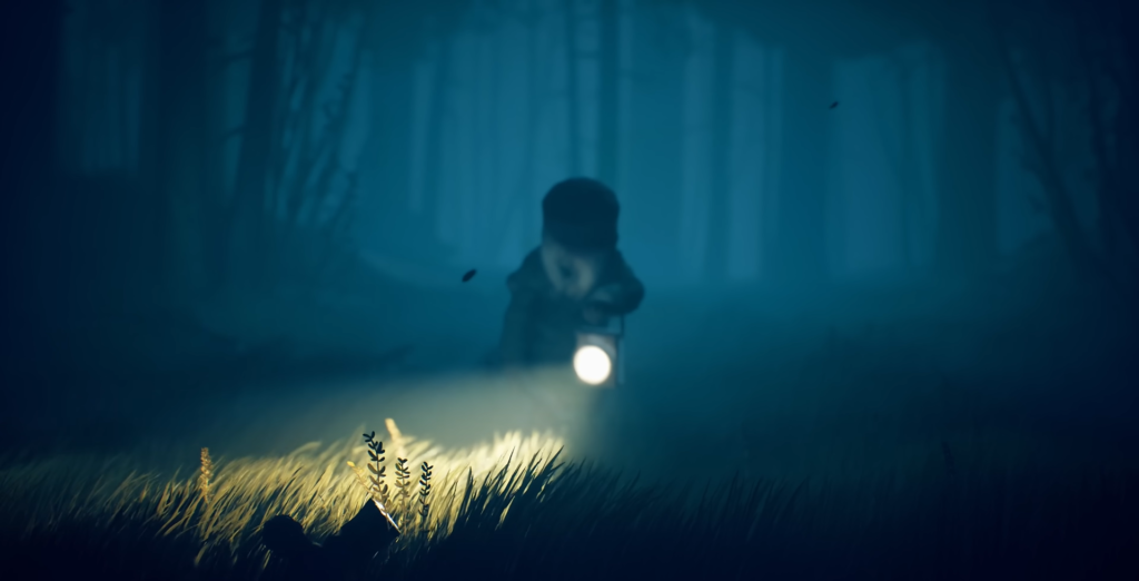 Мальчик светит фонариком в туманном синем лесу