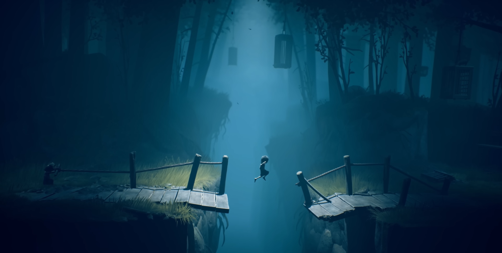 Мальчик прыгает между мостками в туманном лесу