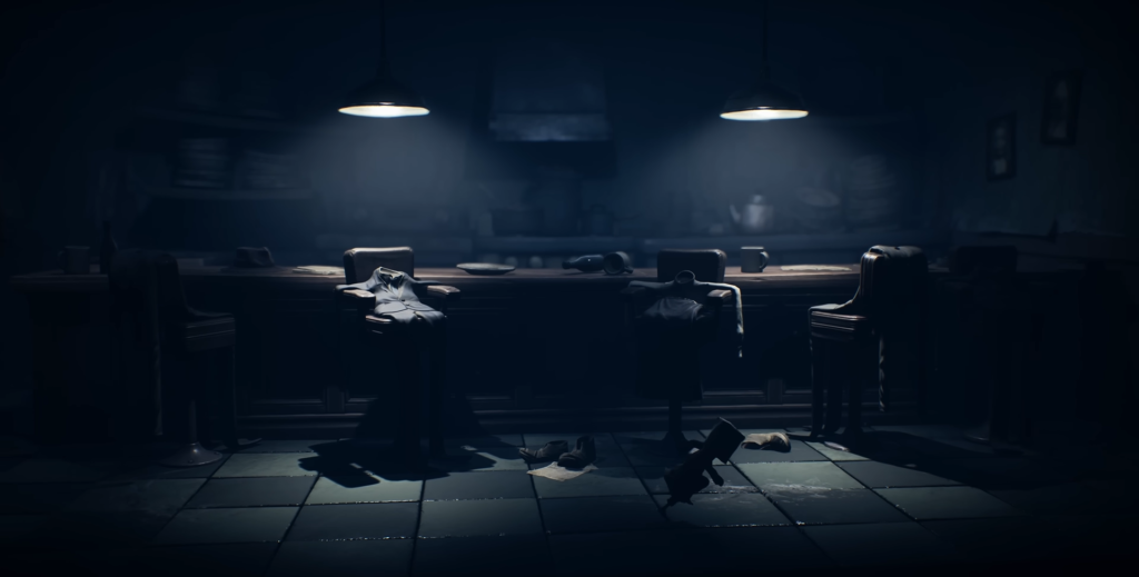 Пустые кресла и стол под лампами в комнате