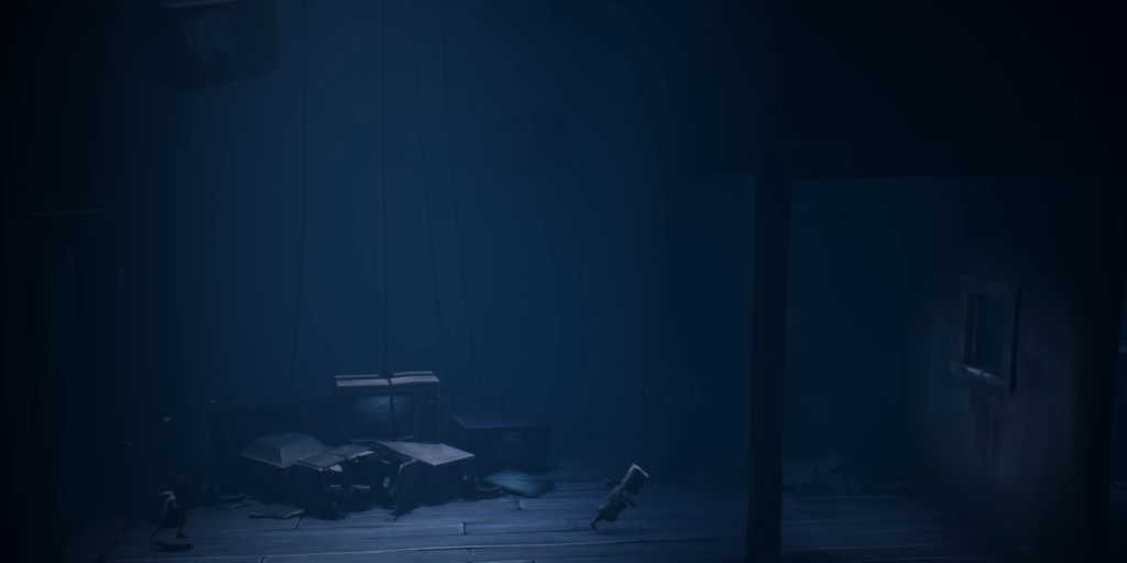 Маленький персонаж бежит по тёмной комнате