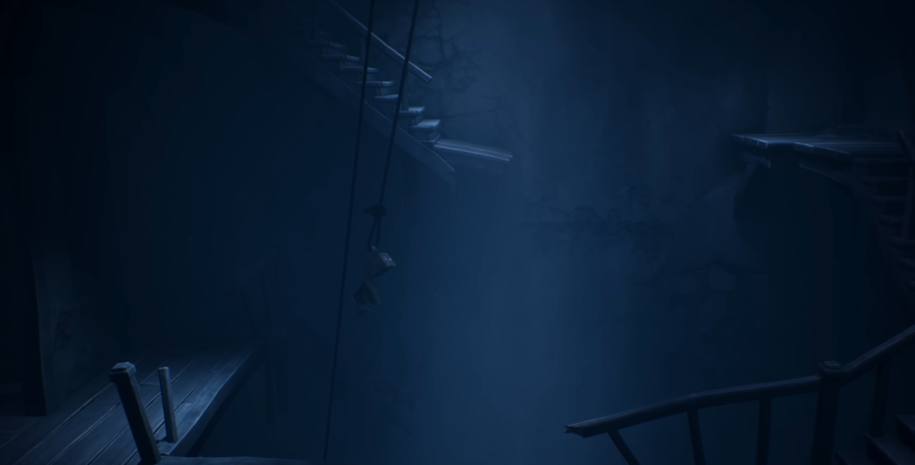 Фигура висит на верёвке в тёмном помещении