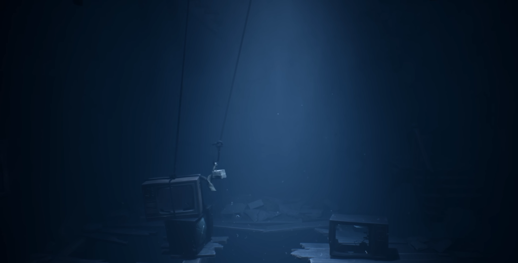 Подвешенный телевизор висит в тёмной синей комнате