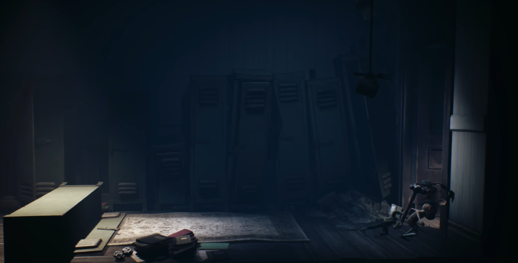 Кукла сидит у двери в темной комнате шкафчиков