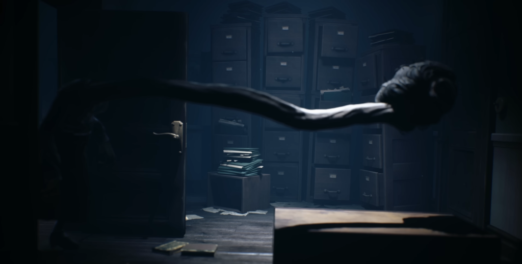 Длинная рука тянется в комнате с картотеками